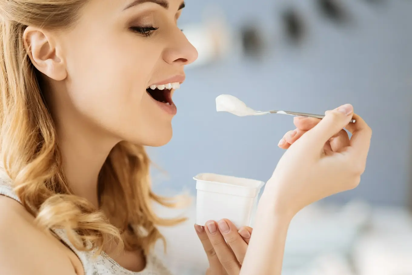 kobieta je jogurt